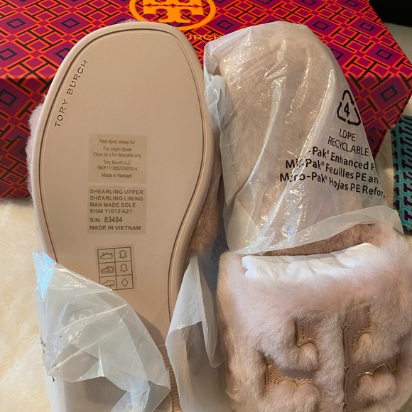 🔥 SALE 🔥 TORY BURCH Woman’s Double-T Fluffy Slippers - Picture 7 of 9